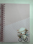 Kit papelaria Caderno Ovelhinha com 100 folhas de 90 gramas, ,2 blocos de anotações, 02 bottons personalizados e 02 clips
