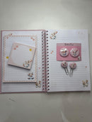 Kit papelaria Caderno Ovelhinha com 100 folhas de 90 gramas, ,2 blocos de anotações, 02 bottons personalizados e 02 clips