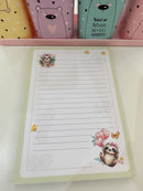 Bloco fofo de anotações medindo 14x20cm com 50 folhas e kit com 04 buttons tema preguicinha