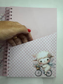 Kit papelaria Caderno Ovelhinha com 100 folhas de 90 gramas, ,2 blocos de anotações, 02 bottons personalizados e 02 clips