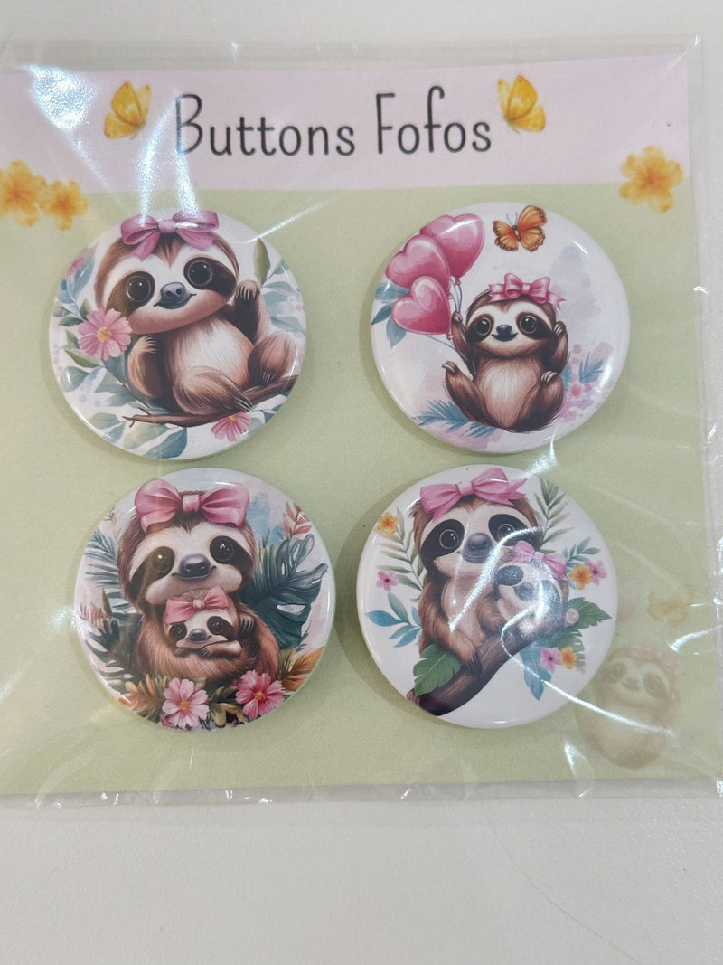 Bloco fofo de anotações medindo 14x20cm com 50 folhas e kit com 04 buttons tema preguicinha