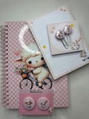 Kit papelaria Caderno Ovelhinha com 100 folhas de 90 gramas, ,2 blocos de anotações, 02 bottons personalizados e 02 clips
