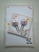 Kit papelaria Caderno Ovelhinha com 100 folhas de 90 gramas, ,2 blocos de anotações, 02 bottons personalizados e 02 clips