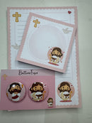 Kit papelaria caderno Jesus Kawaii rosa com 100 folhas de 90g, 02 blocos de anotações, 02 bottons personalizados e 02 clips personalizados