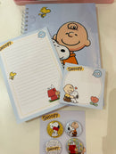 kit papelaria Caderno universitário Snoopy com 100 folhas,  2 blocos de anotações, 04 buttons personalizados