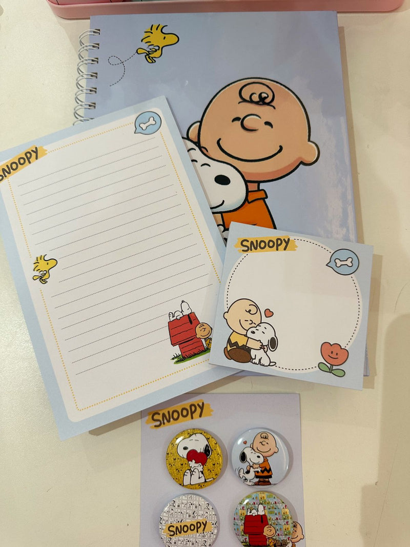 kit papelaria Caderno universitário Snoopy com 100 folhas,  2 blocos de anotações, 04 buttons personalizados