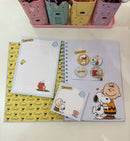 kit papelaria Caderno universitário Snoopy com 100 folhas,  2 blocos de anotações, 04 buttons personalizados
