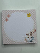 Kit papelaria Caderno Ovelhinha com 100 folhas de 90 gramas, ,2 blocos de anotações, 02 bottons personalizados e 02 clips