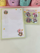 Bloco fofo de anotações medindo 14x20cm com 50 folhas e kit com 04 buttons tema preguicinha