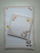 Kit papelaria Caderno Ovelhinha com 100 folhas de 90 gramas, ,2 blocos de anotações, 02 bottons personalizados e 02 clips
