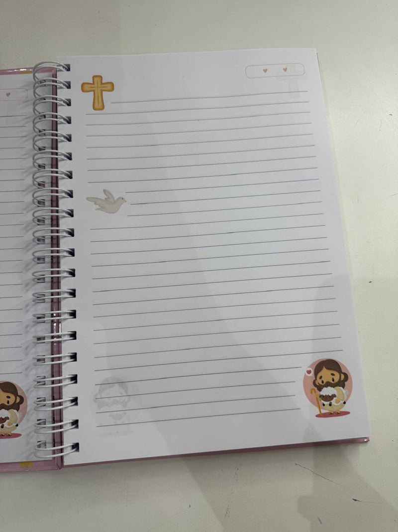 Kit papelaria caderno Jesus Kawaii rosa com 100 folhas de 90g, 02 blocos de anotações, 02 bottons personalizados e 02 clips personalizados