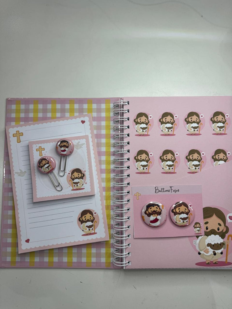 Kit papelaria caderno Jesus Kawaii rosa com 100 folhas de 90g, 02 blocos de anotações, 02 bottons personalizados e 02 clips personalizados