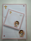 Kit papelaria caderno Jesus Kawaii rosa com 100 folhas de 90g, 02 blocos de anotações, 02 bottons personalizados e 02 clips personalizados