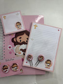 Kit papelaria caderno Jesus Kawaii rosa com 100 folhas de 90g, 02 blocos de anotações, 02 bottons personalizados e 02 clips personalizados
