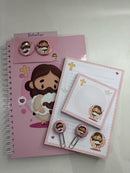 Kit papelaria caderno Jesus Kawaii rosa com 100 folhas de 90g, 02 blocos de anotações, 02 bottons personalizados e 02 clips personalizados
