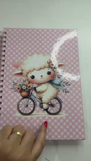 Kit papelaria Caderno Ovelhinha com 100 folhas de 90 gramas, ,2 blocos de anotações, 02 bottons personalizados e 02 clips